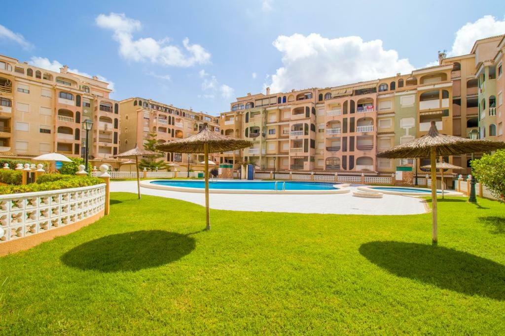 Apartment To Rent In Costa Blanca ตอร์เรเวียคา ภายนอก รูปภาพ
